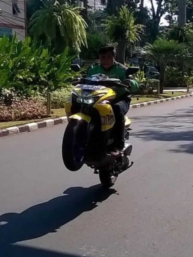 Nyeleneh, 6 Tingkah Kocak Driver Ojek Online Saat Bawa Motornya