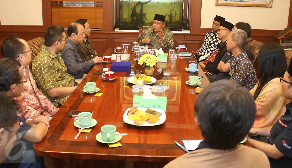 Said Aqil Siradj berbincang dengan Direktur Utama Indosiar Imam Sudjarwo, Pemimpin Redaksi Liputan6.com Mohamad Teguh dan perwakilan EMTEK Grup di kantor PBNU Jakarta, Senin (17/4). (Liputan6.com/Angga Yuniar)