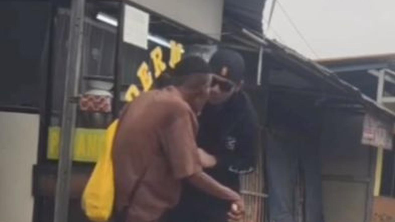 Kakek Menolak saat Diberi Uang<br>