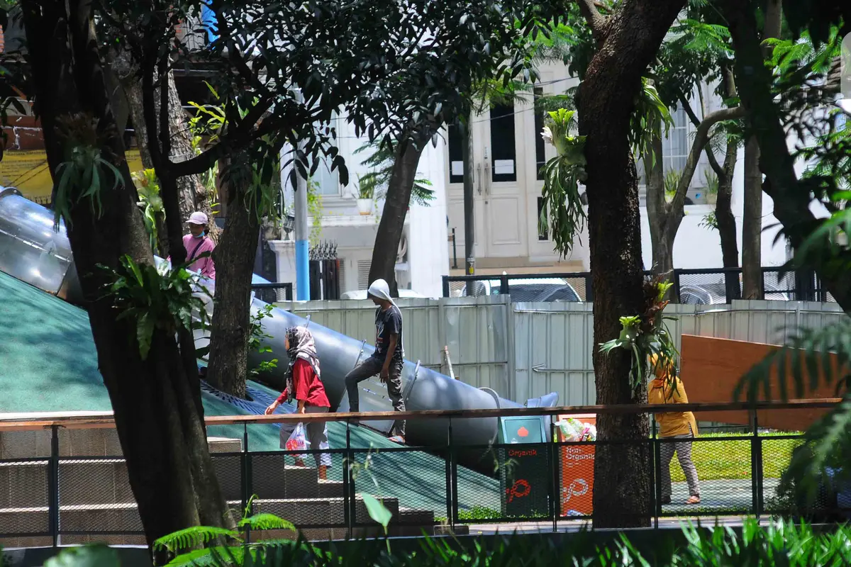 Belum lama ini, sejumlah alat kontrasepsi berupa kondom yang berserakan ditemukan Satuan Polisi Pamong Praja (Satpol PP) Jakarta di Ruang Terbuka Hijau (RTH) Jalan Tugabus Angke, Wijaya Kusuma, Grogol, Jakarta Barat.
