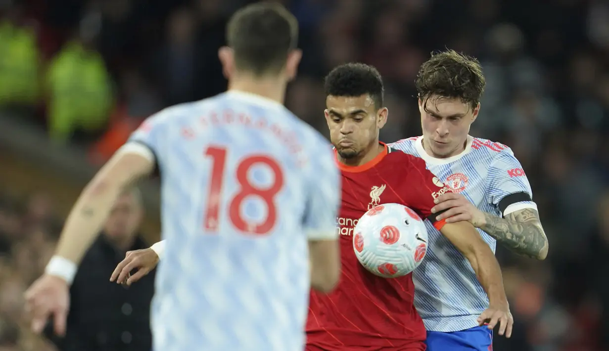 Victor Lindelof gagal menjadi benteng kukuh Setan Merah. Bek asal Swedia itu terlihat gugup dan selalu kalah cepat dalam mengantisipasi umpan pemain Liverpool. (AP/Jon Super)