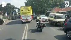 Sebuah bus ugal-ugalan melaju zigzag pada sebuah jalanan di Bandung, Jawa Barat. Polisi ikut mengejar demi menghentikan bus.