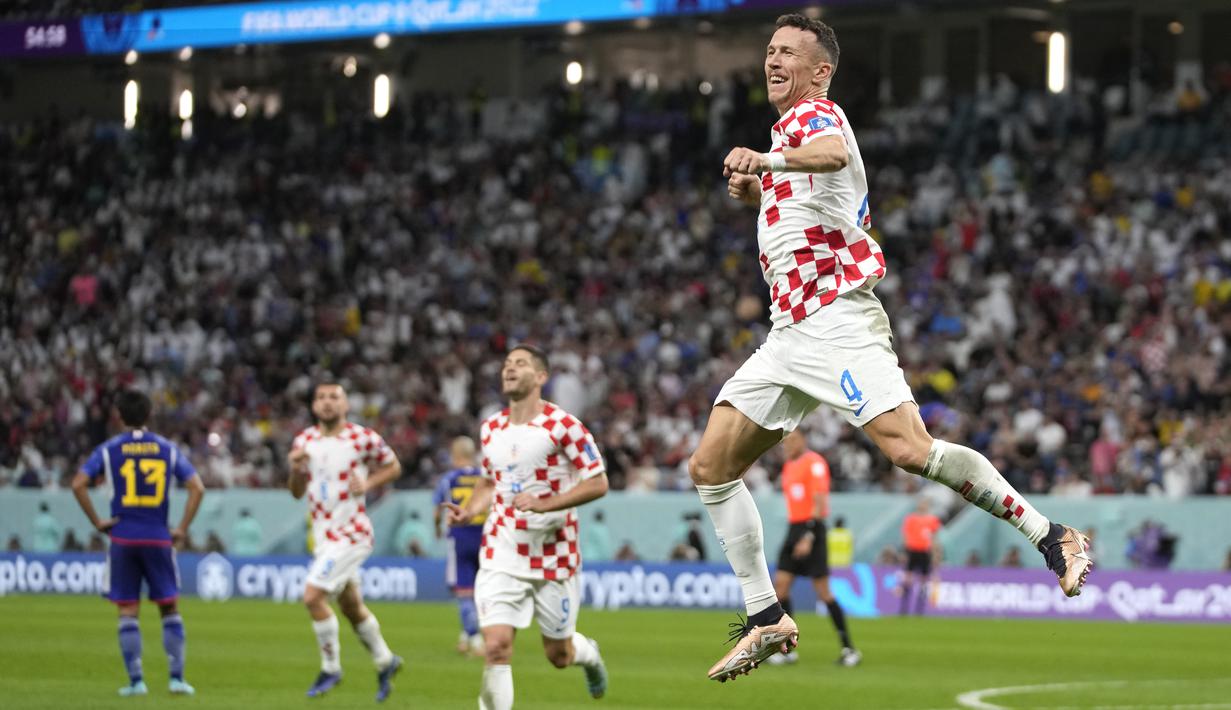 <p>Pemain Kroasia,&nbsp;Ivan Perisic merayakan gol penyeimbang 1-1 ke gawan Jepang saat laga 16 besar Piala Dunia 2022 yang berlangsung di Al Janoub Stadium, Senin (05/12/2022). (AP/Thanassis Stavrakis)</p>