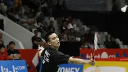 Tunggal putera Thailand, Kantaphon Wangcharoen, saat melawan wakil Cina, Lin Dan, pada laga Indonesia Masters 2018 di Istora Senayan, Rabu (24/1/2018). Lin Dan takluk 21-15 21-19. (Bola.com/M Iqbal Ichsan)