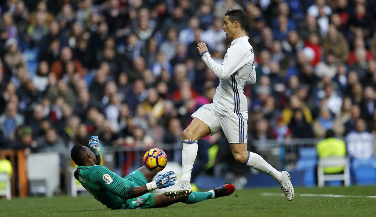 Cristiano Ronaldo berusaha melewati kiper Malaga, Carlos Kameni pada lanjutan La Liga di Santiago Bernabeu stadium, Madrid, Sabtu (21/1/2017). Madrid menang 2-1. (AP/Francisco Seco)