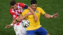 Gelandang Brasil, Hulk (kanan) berebut bola dengan pemain belakang Kroasia, Darijo Srna saat berlaga di Corinthians Arena, Sao Paolo, (13/6/2013). (AFP PHOTO/Pedro Ugarte)