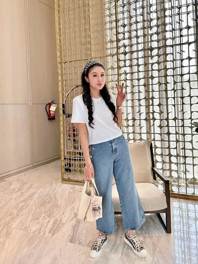 Outfit sederhana Sandra Dewi