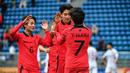 Para pemain Korea Selatan U-20 merayakan gol penyeimbang 1-1 ke gawang China U-20 yang dicetak Kim Yong-hak (kanan) pada laga perempatfinal Piala Asia U-20 2023 di JAR Stadium, Tashkent, Uzbekistan, Minggu (12/3/2023). (AFC/Hasan Pirmuhamedov)