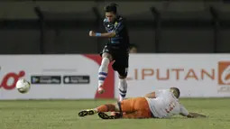 Aksi Syafril Lestaluhu pada laga lanjutan Piala Presiden 2019 yang berlangsung di Stadion Si Jalak Harupat, Kabupaen Bandung, Selasa (12/3). Persib Menang 4-0 atas Perseru. (Bola.com/Yoppy Renato)