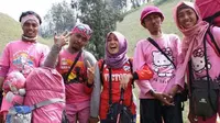 Para pendaki gunung yang bernama pasukan Hello Kitty ini selalu memakai pakaian berwarna pink.