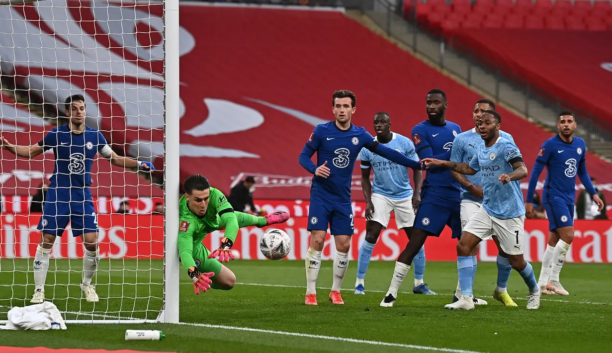 Kiper Chelsea, Kepa Arrizabalaga (kedua dari kiri) membuat penyelamatan saat menghadapi Manchester City dalam laga semifinal Piala FA 2020/2021 di Wembley Stadium, London, Sabtu (17/4/2021). Chelsea menang 1-0 atas Manchester City. (AFP/Ben Stansall/Pool)