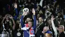 Suporter PSG itu mengucapkan selamat tinggal kepada sang pemain yang telah memberikan banyak trofi selama tujuh musim membela Les Parisiens. (AP Photo/Christophe Ena)