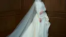 Gaun nuansa ultra-modern dengan aksen drapery di bagian pinggang menemani Lesti Kejora di hari pernikahannya. [Instagram/lestykejora]