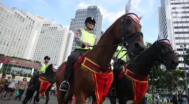 Polisi berkuda saat berpatroli di car free day  di Bundaran Hotel Indonesia, Jakarta Pusat, Minggu (12/1/2020). Kehadiran polisi berkuda ini sebagai bentuk dukungan terhadap program CFD pemerintah. (Liputan6.com/Angga Yuniar)