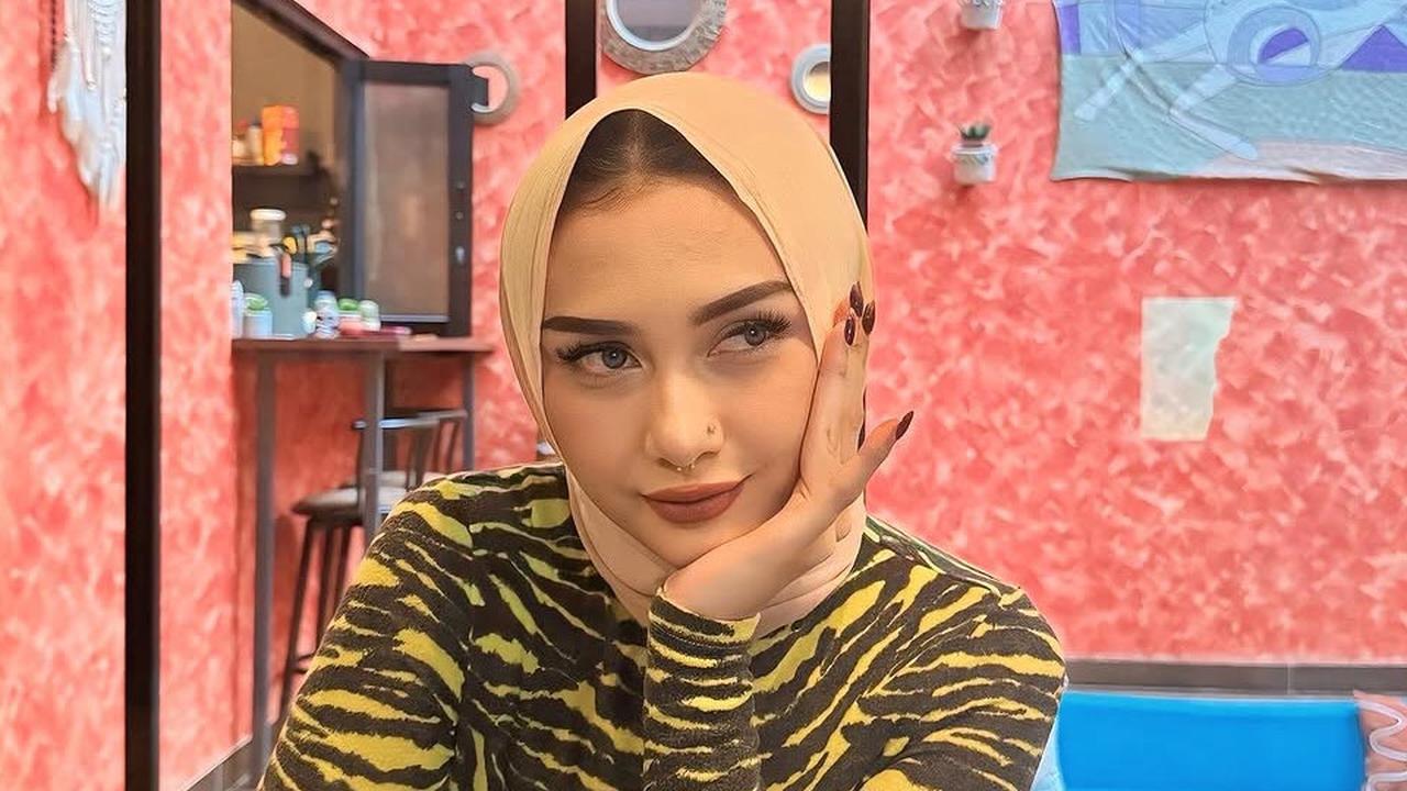 Potret Menawan Beby Istri Onadio Leonardo Pakai Hijab dengan Baju Motif Loreng, Kecantikannya Disebut Mirip Wanita Arab