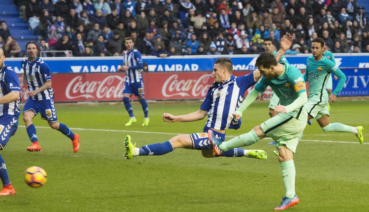 Bintang Barcelona, Lionel Messi, berusaha membobol gawang Alaves. Meski berstatus tamu, Barca lebih menguasai jalannya laga dengan penguasaan bola mencapai 69 persen. (EPA/Jose Ramon Gomez)