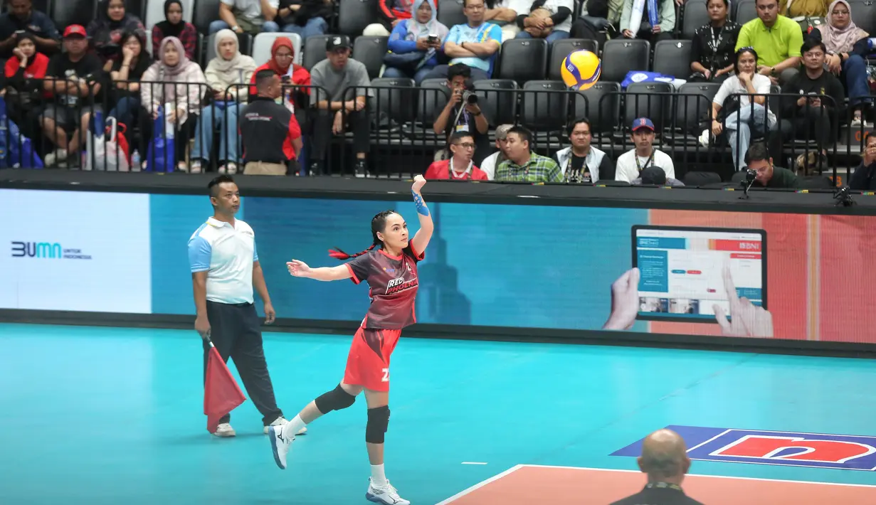 Jolene Marie juga terlihat di pertandingan Fun Volleyball Celebrity Match di tim Red Phoenix. Ia menata rambutnya dengan membelah tengah lalu mengepangnya dari atas kanan-kiri hingga ke bagian ujung. Jolene menambahkan sentuhan warna merah dari bagian tengah hingga ujung rambutnya. [Foto: Document FIMELA/Adrian Putra]