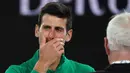 Reaksi Novak Djokovic saat diwawancarai tentang kematian Kobe Bryant usai mengalahkan Milos Raonic pada perempat final Australia Terbuka di Melbourne, Selasa (28/1/2020). Djokovic mengenakan jaket dengan inisial dan nomor punggung Kobe Bryant untuk menghormati temannya itu. (AP Photo/Lee Jin-man)