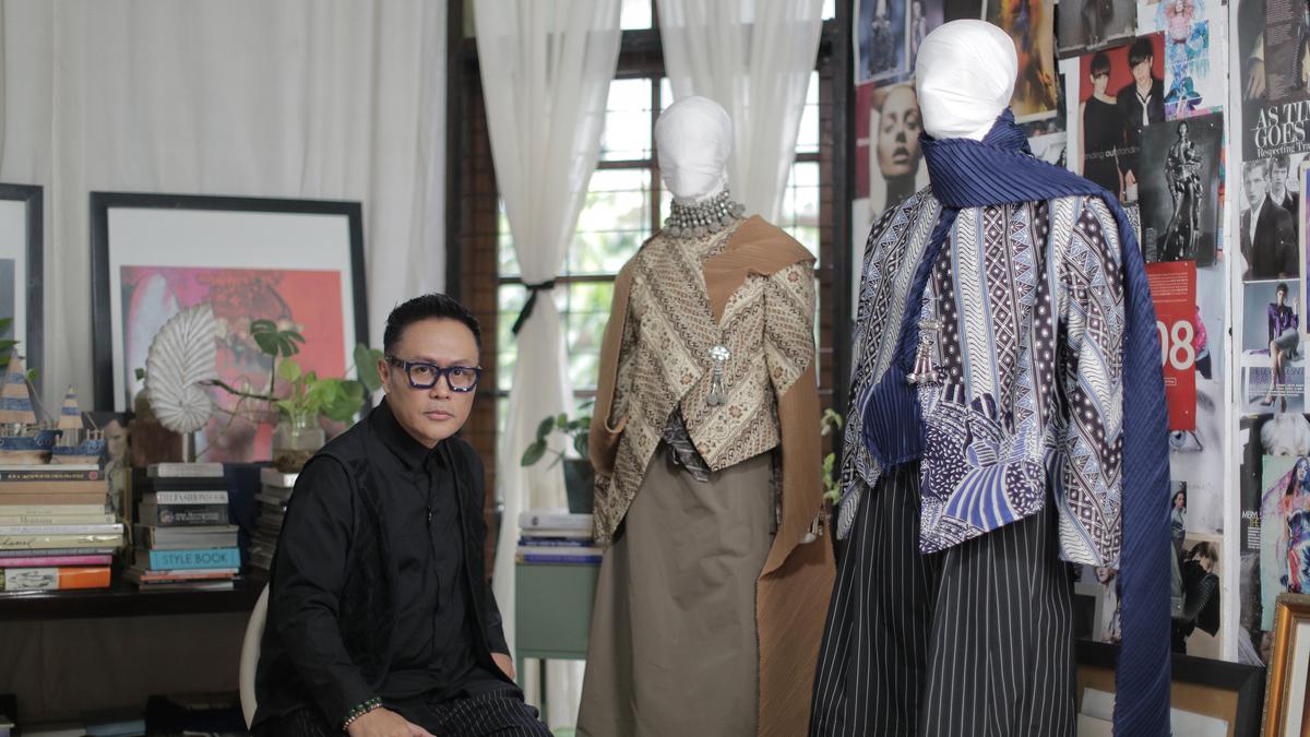 From The East, Berwastra dengan City Look Rancangan Deden Siswanto di Parade Wastra Nusantara 2025