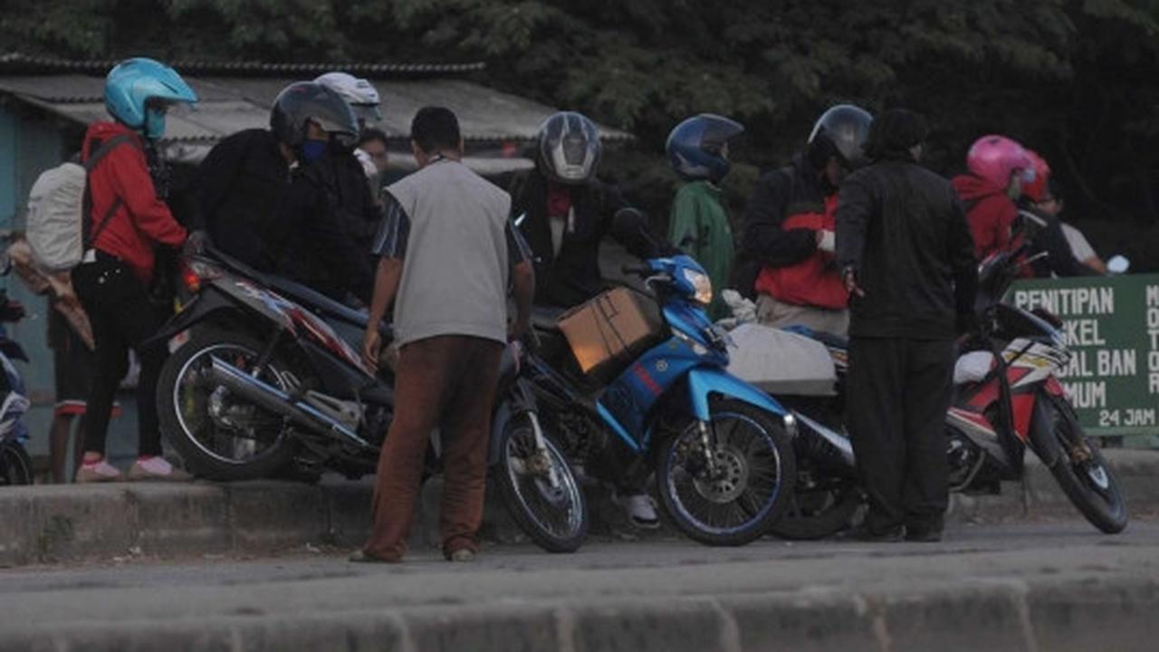 Pemudik sepeda motor padati jalan lintas Karawang arah Pantura