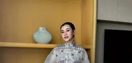 Di momen spesial tersebut, Aaliyah tampil dengan gaya yang lembut, romantis, namun tetap berkelas lewat balutan embroidered dress bernuansa sheer yang terlihat anggun di foto ini. [@aaliyah.massaid].