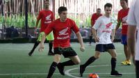 Marc Marquez (kiri) dari Tim Merah mengecoh rekannya Dani Pedrosa dari Tim Putih saat bermain futsal di Lapangan Futsal Kuningan Village, Jakarta, Sabtu (13/2/2016). (Bola.com/Nicklas Hanoatubun)