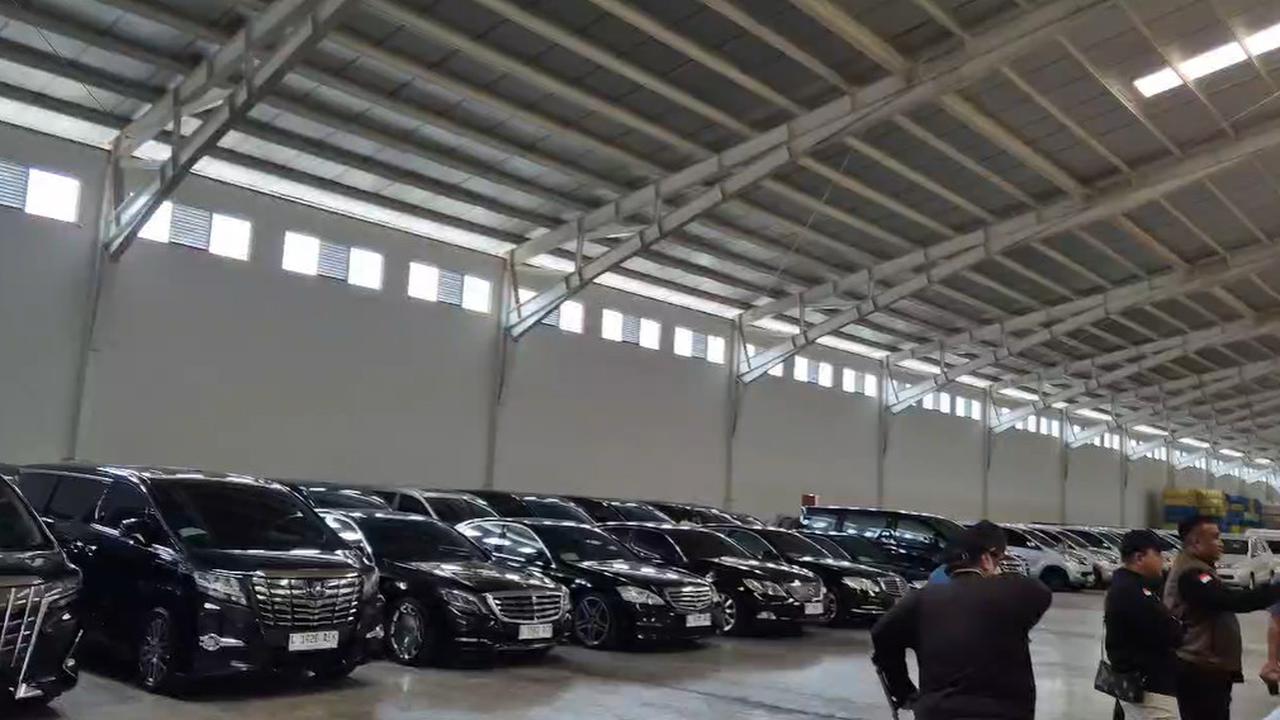 Penampakan 72 Mobil Mewah Barang Bukti Kasus Korupsi Kredit Sritex