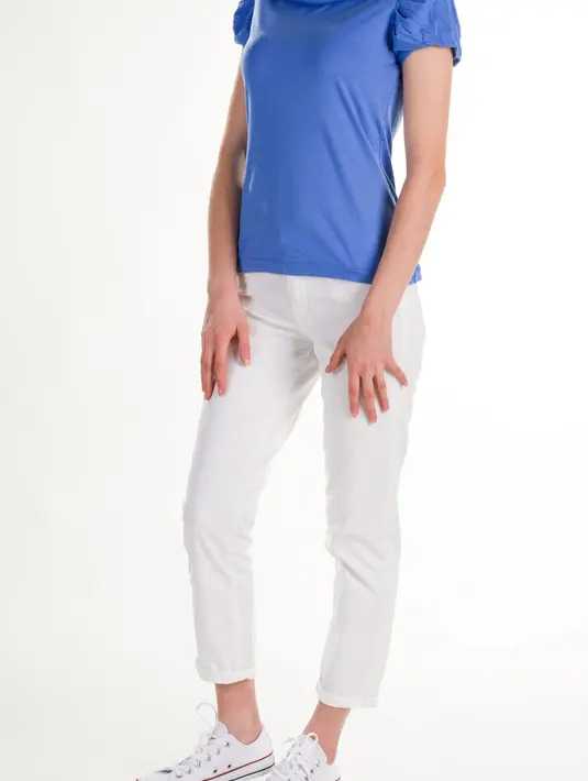 Celana chino. Celana ini lebih cocok untuk gaya yang lebih formal seperti pergi ke kantor. Tapi sekarang banyak juga yang memakai chino pants untuk gaya yang lebih santai, bisa kamu padukan dengan sneakers atau oversize jacket  / copyright shutterstock