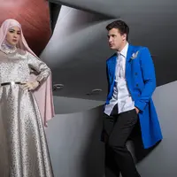 Risty Tagor; Hijab & dress by laricaboutique IG @laricaboutique, sarung tangan by Normamoi IG @normahauri, kalung by number9 IG @nubernineonline. Stuart Collin:  blazer by Yudhistira IG @yudhistira_tyra. Make up by Devrio. (M. Akrom Sukarya/Bintang.com)