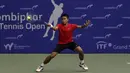 Ganda Putra Indonesia, M Rifqi, memukul bola saat melawani ganda India pada laga Combiphar Tennis Open 2019 di Hotel Sultan, Jakarta, Kamis (8/8). Rifqi/Anthony kalah 5-7 dan 1-6. (Bola.com/Yoppy Renato)