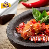 Suka makanan serba pedas? Coba masak Ayam Geprek Sambal Setan ala Bintang.com ini yuk… (Foto: Bintang.com/Daniel Kampua, Digital Imaging: Bintang.com/Nurman Abdul Hakim)