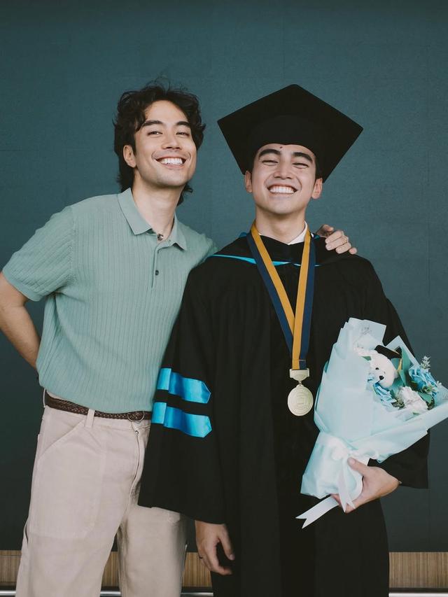 6 Potret Wisuda Vadi Akbar Adik Vidi Aldiano, Raih Gelar Master