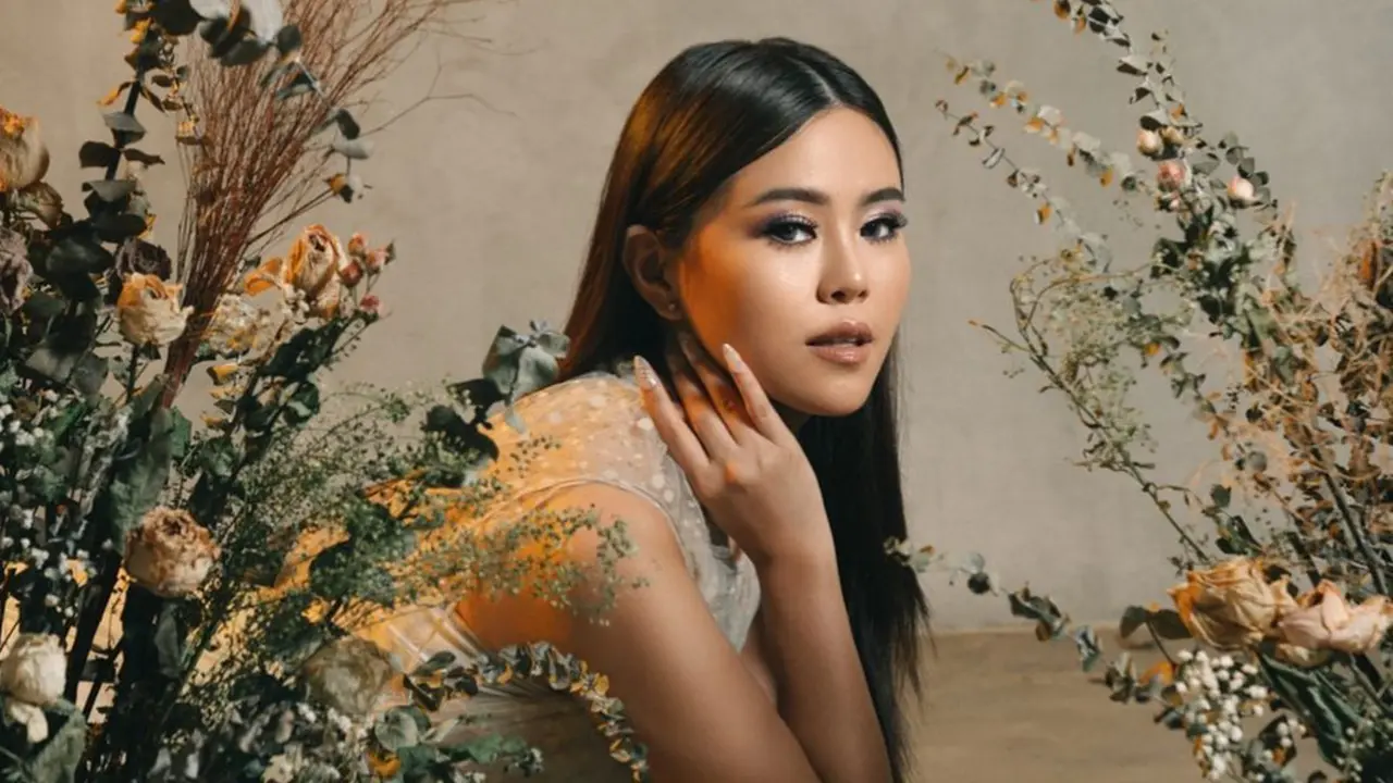 FOTO: Gaya Pemotretan Melisa Hartanto di Taman Bunga, Tampil Menawan