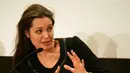 Meskipun begitu, nampaknya Angelina Jolie yang sedang sibuk menanti akhir dari perceraiannya tetap ikut andil dalam kegiatan sosial. Mengingat dirinya memang sudah terjun dalam kegiatan sosial sejak beberapa tahun silam. (AFP/Bintang.com)
