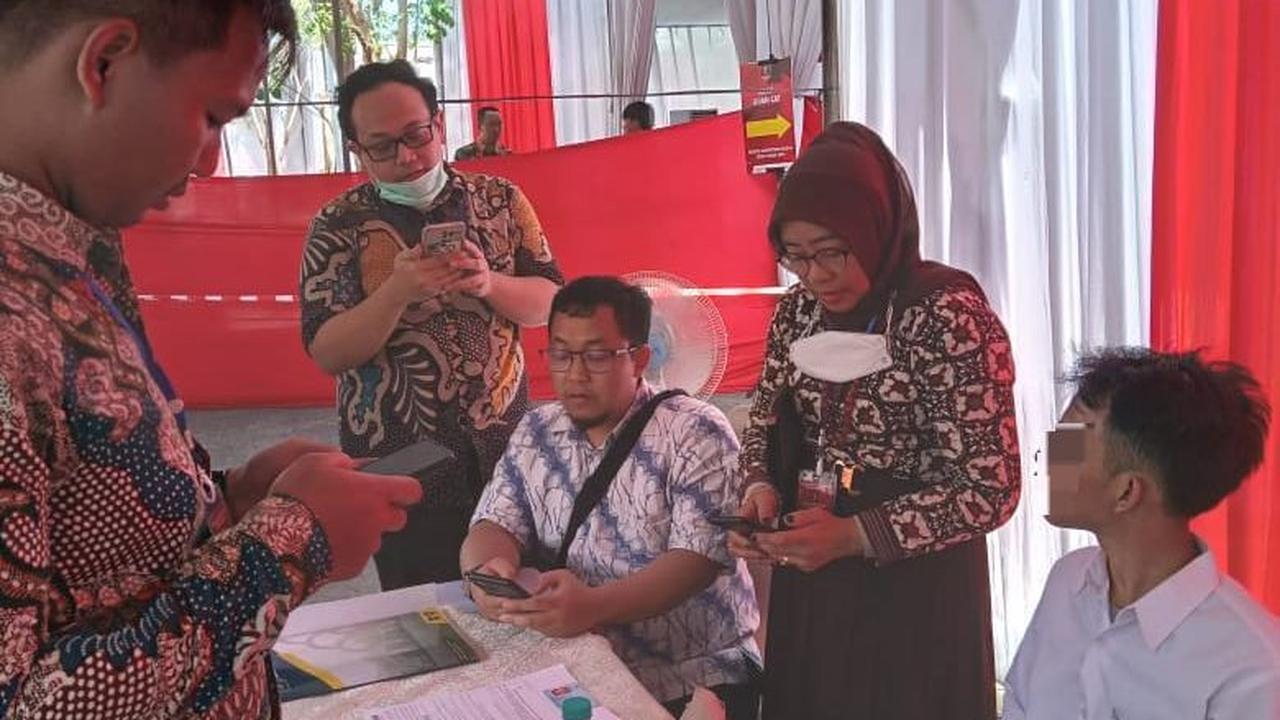 Meski begitu, IM mengaku tidak mengenal dan belum pernah bertemu AM sebagai kliennya. Perantaranya adalah temannya yang juga spesialis tes CPNS.<br>