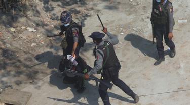 Potret Polisi Myanmar Pukuli Pengunjuk Rasa