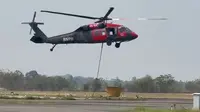 Helikopter water bombing dikerahkan padamkan Karhutla di TNWK, Lampung. (Liputan6.com/Istimewa).