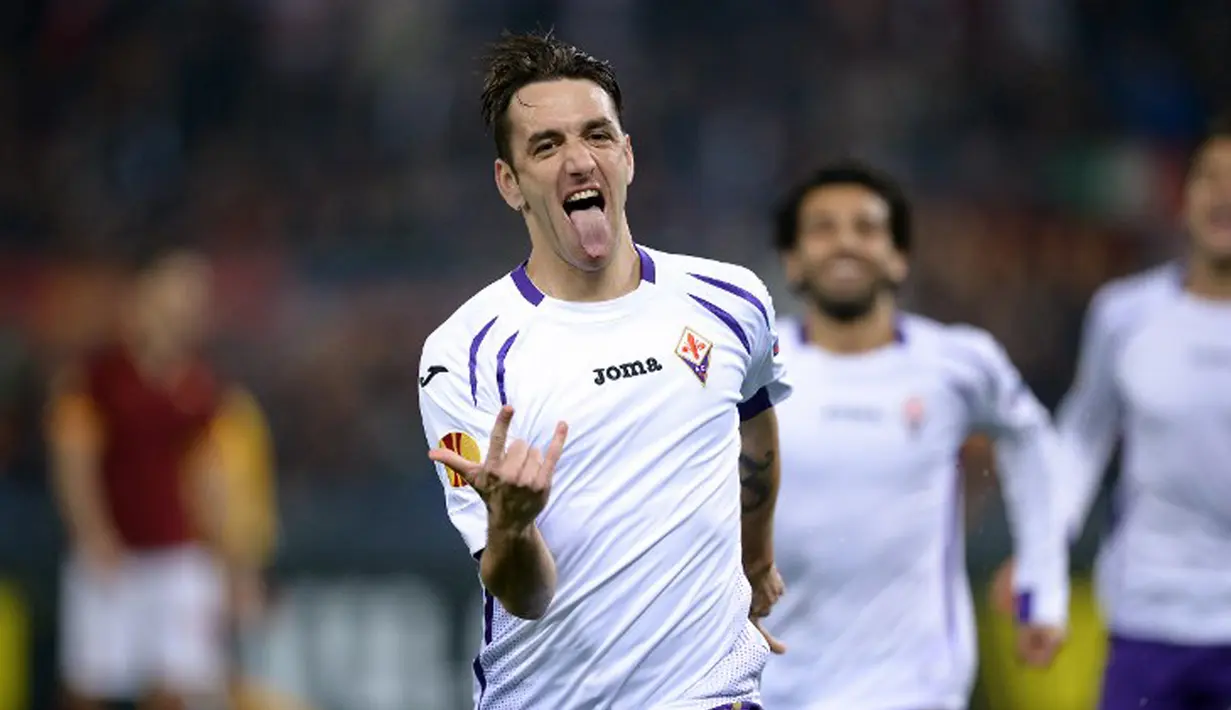 Bek Fiorentina, Gonzalo Rodriguez merayakan selebrasi usai mencetak gol ke gawang AS Roma pada leg kedua 16 besar Liga Europa di Stadio Olimpico, Roma, Italy (19/3/2015). AS Roma Kalah 0-3 atas Fiorentina. ( AFP PHOTO/Fillipo Monteforte)