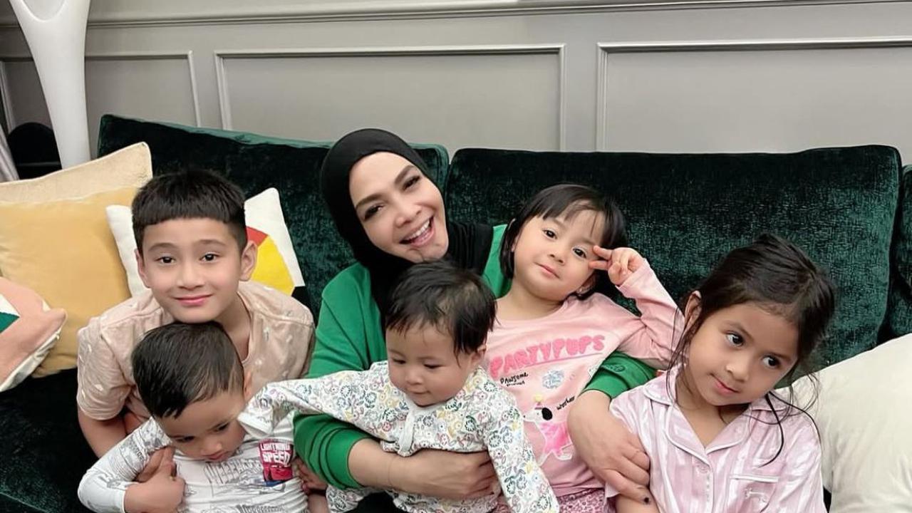 5 Potret Momen Seru Kebersamaan Rieta Amilia dan Lima Cucunya, Begini Kekompakannya!
