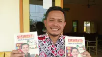 Wakil Ketua DPRD Blora Siswanto baru saja merilis buku yang berjudul Siswanto, Meniti Jalan Demokrasi yang ditulis jurnalis Liputan6.com Ahmad Adirin. (Liputan6.com/ Dok Ist)
