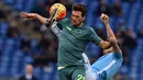 Pemain Palermo, Franco Vazquez (kiri) berebut bola dengan pemain Lazio, Wesley Hoedt (kanan)  pada lanjutan liga Serie A  Italia di Stadion Olimpiade, Roma, MInggu (22/11/2015). (AFP Photo/Gabriel Bouys)