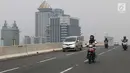 Kendaraan melintasi flyover Lebak Bulus di Jalan TB Simatupang, Jakarta Selatan, Kamis (19/10). Flyover ini diharapkan mampu mengurai kemacetan di Jalan TB Simatupang menuju Jalan RA Kartini, Lebak Bulus dan Ciputat. (Liputan6.com/Immanuel Antonius)