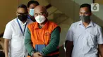 Wali Kota Bekasi nonaktif Rahmat Effendi (tengah) usai menjalani pemeriksaan lanjutan di Gedung KPK, Jakarta, Kamis (17/2/2022). Rahmat Effendi diperiksa sebagai tersangka dugaan penerimaan suap pengadaan barang, jasa serta lelang jabatan di Pemkot Bekasi. (Liputan6.com/Helmi Fithriansyah)