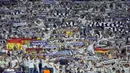 Suporter Real Madrid saat mendukung timnya melawan  APOEL Nicosia pada laga grup H Liga Champions di Santiago Bernabeu stadium, Madrid, (13/9/2017). Real Madrid Menang 3-0. (AP/Paul White)