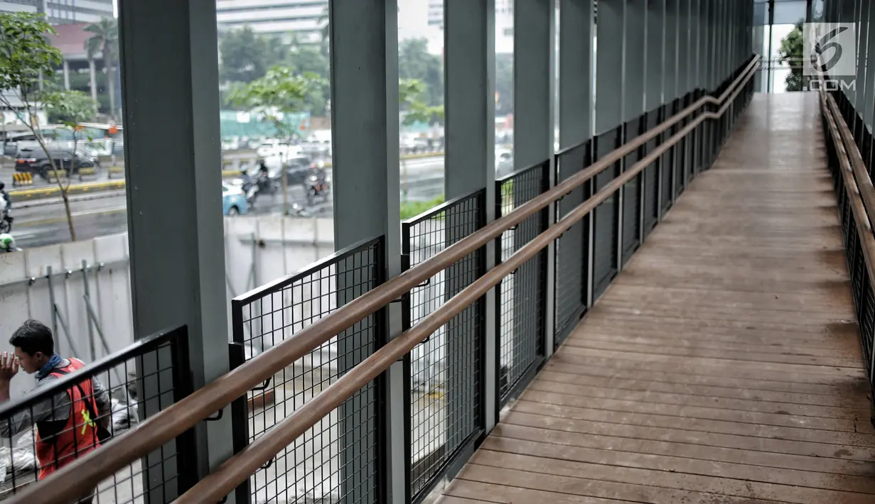 Tampilan jembatan penyeberangan orang (JPO) Bundaran Senayan, Jakarta, Senin (21/1). (Liputan6.com/Faizal Fanani)