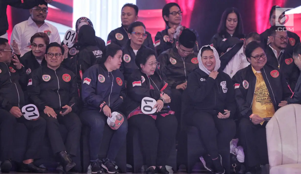 Ketua Umum PDIP Megawati Soekarnoputri bersama tokoh politik pendukung Capres Cawapres nomor urut 01 sebelum Debat Capres Cawapres 2019 di Hotel Bidakara, Jakarta, Kamis (17/1). (Liputan6.com/Faizal Fanani)