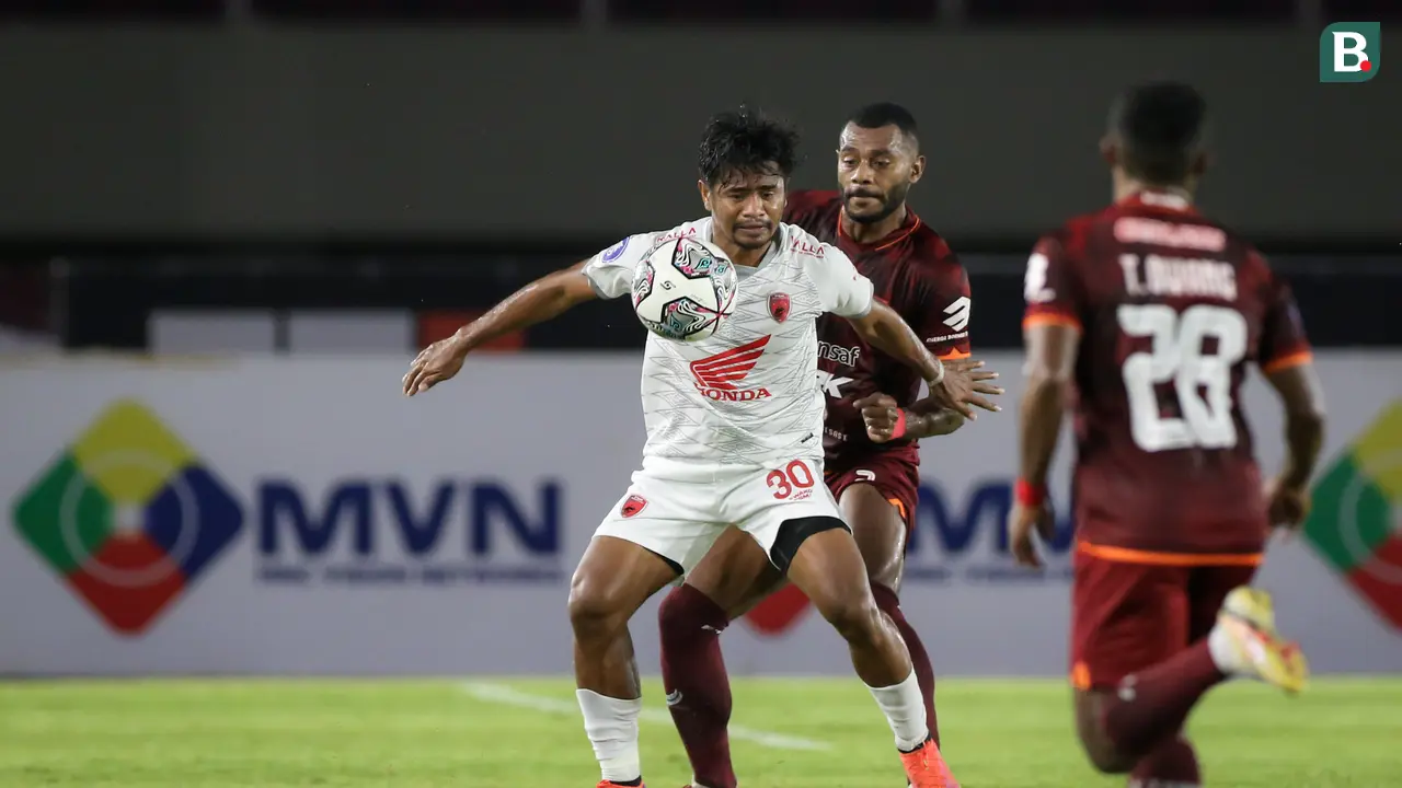 Winger PSM Makassar, Ilham Udin dikawal ketat oleh bek Borneo FC, Marckho Meraudje.