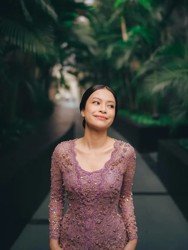 6 Pesona Anggun Hanggini Kenakan Kebaya Dusty Purple saat jadi Bridesmaid Pernikahan Sahabat