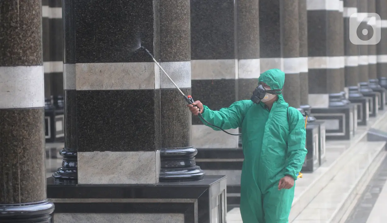 Petugas menyemprotkan disinfektan ketika melakukan sterilisasi di Masjid Kubah Emas, Depok, Rabu (12/5/2021). Penyemprotan dilakukan sebagai antisipasi penyebaran virus corona Covid-19 di masjid yang akan digunakan untuk pelaksanaan salat Idul Fitri 1442 Hijriah esok hari. (merdeka.com/Arie Basuki)