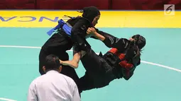 Pesilat Indonesia, Sarah Tria Monita (biru) bertanding melawan Nong Oy Vongphakdy (merah) asal Laos dalam babak final Kelas C Putri Asian Games 2018 di Jakarta, Senin (27/8). Sarah menang dan mendapatkan medali emas. (Merdeka.com/Arie Basuki)